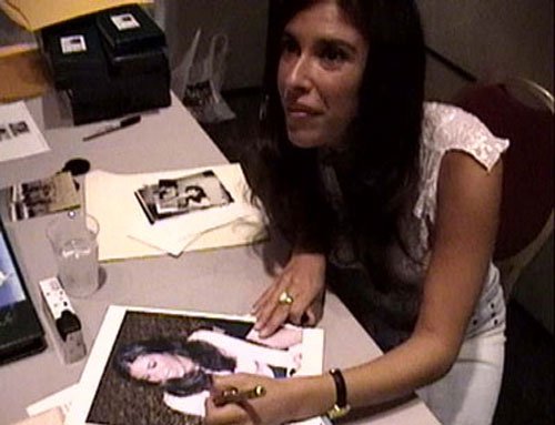 Felissa signs a photo that a fan had taken of her at FANGORIA'S WEEKEND OF HORRORS