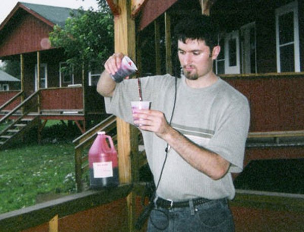 Jeff mixes fake blood to pump into Bella's nail bed